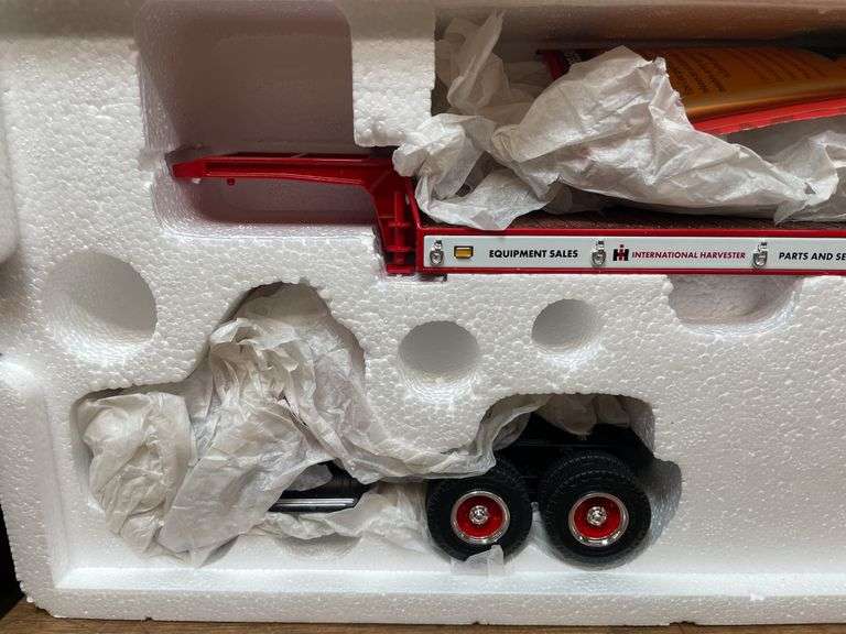 1/34 IH Lowboy NIB 1st Gear