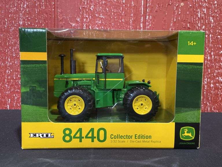 1/32 John Deere 8440 Collector NIB Ertl image