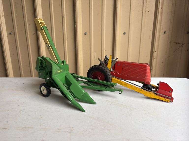 (2) 1/16 Oliver 70 and One Row Corn Picker image