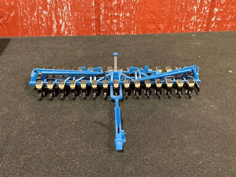 (2) 1/64 Kinze Planters SC