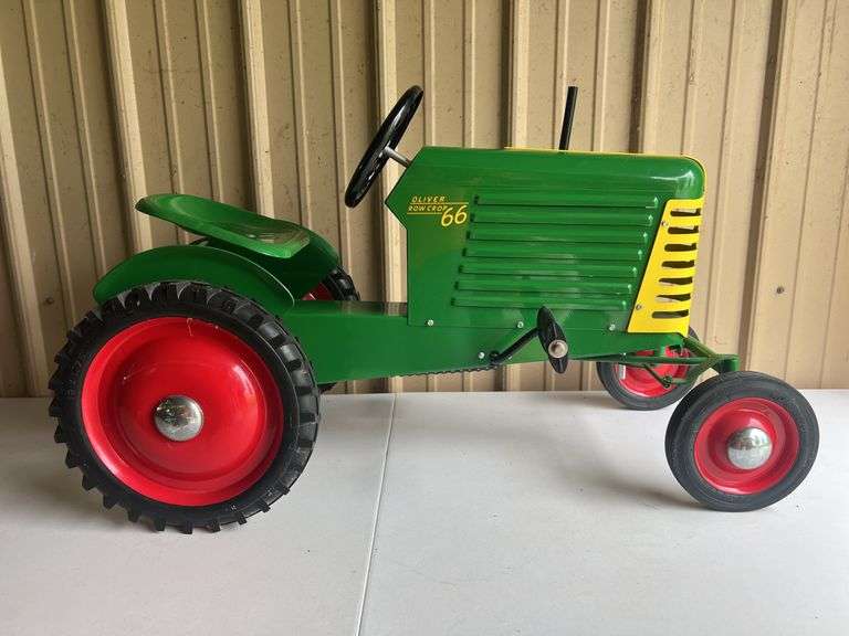 ○Harvest group○１９６６年○Chr.Thomsen○高さ４３cm○ Oliver Row Crop 66 Pedal Tractor Magnuson - Aumann Auctions