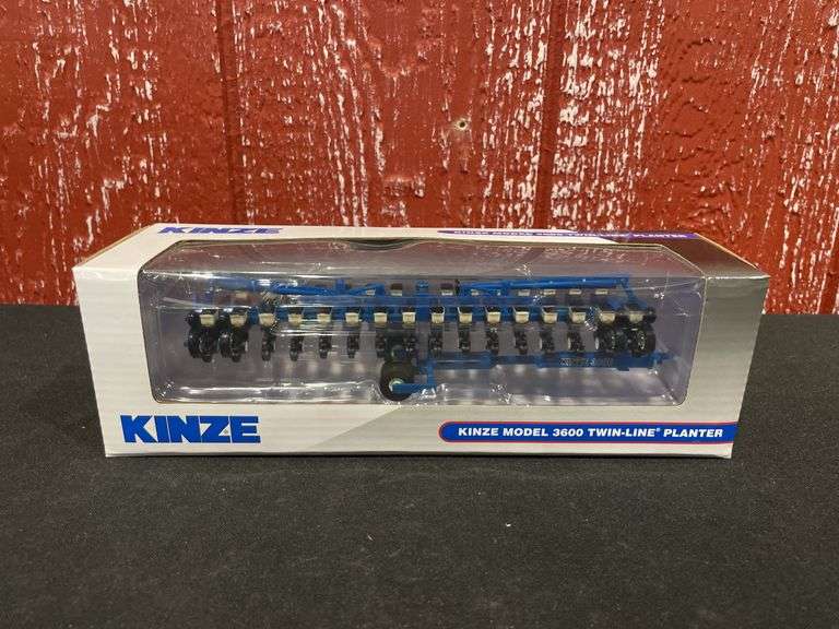1/64 Kinze 3600 Planter NIB SC image