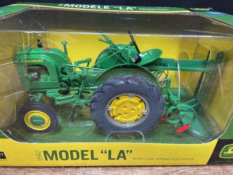 1/16 John Deere LA w/Cultivator NIB SC