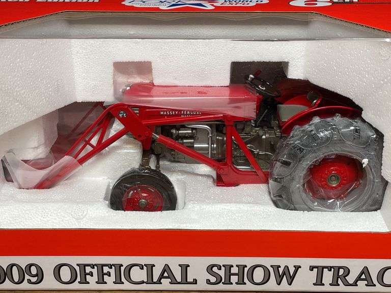 1/16 MF 65 w/Loader 2009 Pork Expo NIB SC