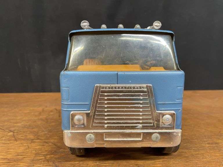 IH Semis + Trucks Lot Ertl