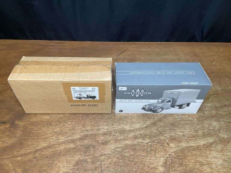 1/34 IH KB-8 Box Truck NIB 1st Gear