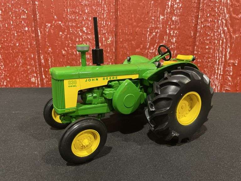 1/16 John Deere 830 2004 2 Cylinder Special Award NIB Ertl