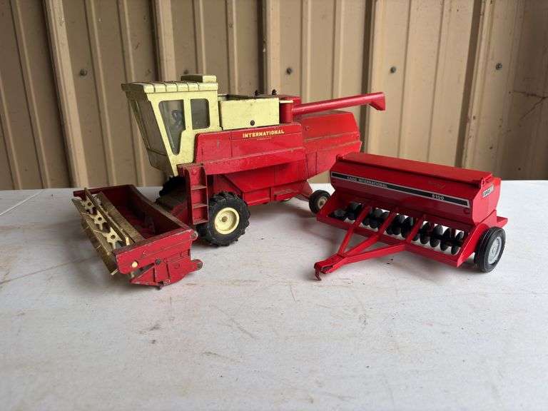 (2) 1/20 International Harvester 915 Combine and 1/16 5100 Grain Drill Ertl image