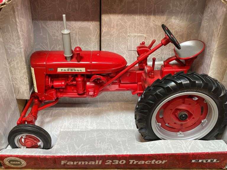 1/16 Farmall 230 NIB Ertl