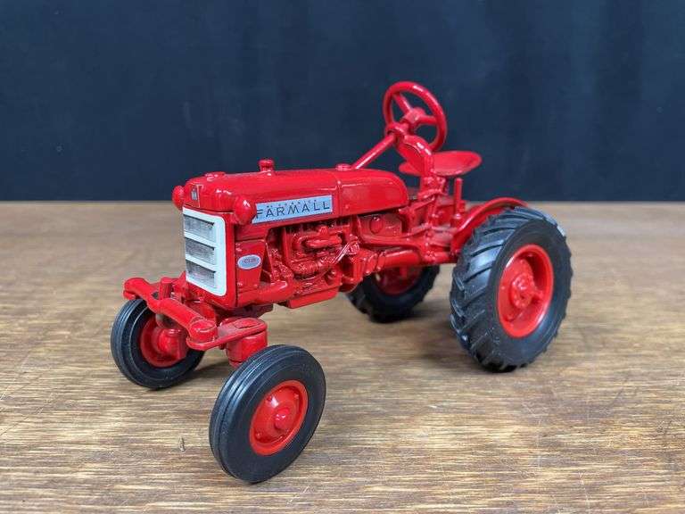 (2) 1/16 IH 140 + Farmall Cub Ertl