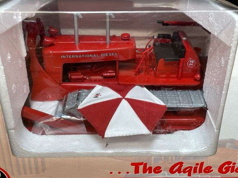 1/25 IH TD24 Crawler w/Bullgrader NIB SC