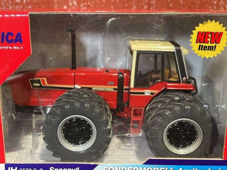 1/32 IH 3588 2011 Agritechnica NIB Britains