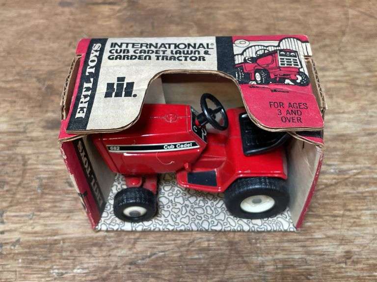1/16 IH Cub Cadet 682 L&G NIB Ertl