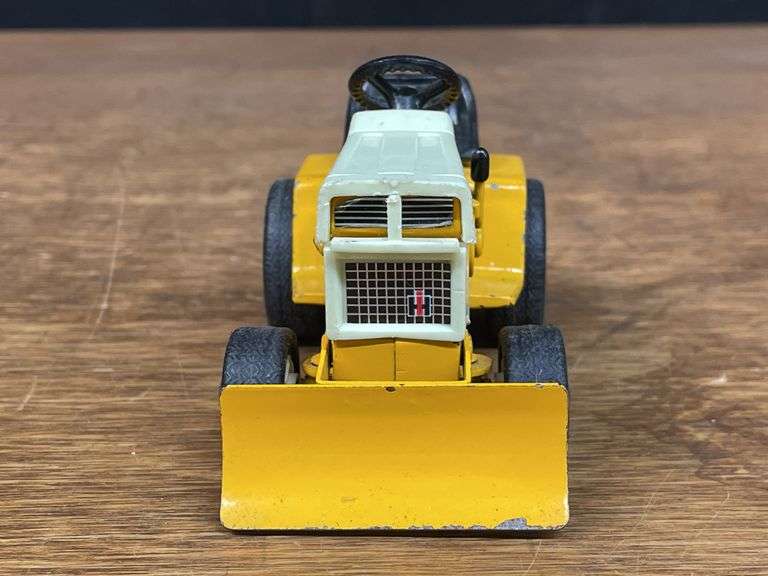 (2) 1/16 Cub Cadet L&G Ertl