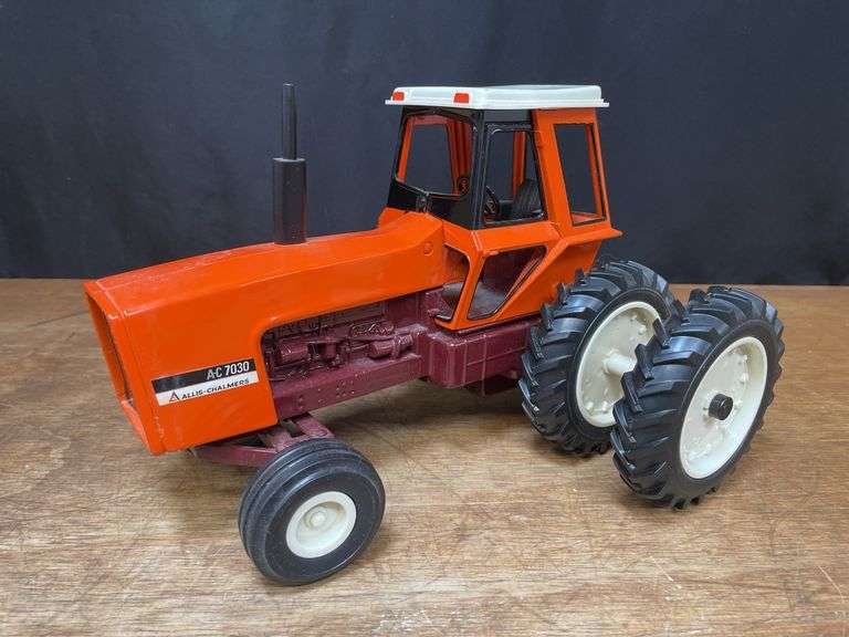 1/16 AC 7030 2003 TTT NIB Ertl