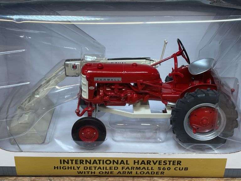 1/16 Farmall 560 Cub w/Loader NIB SC