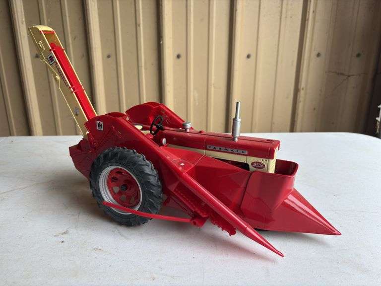 1/16 Farmall 460 w/2 Row Mounted Corn Picker image