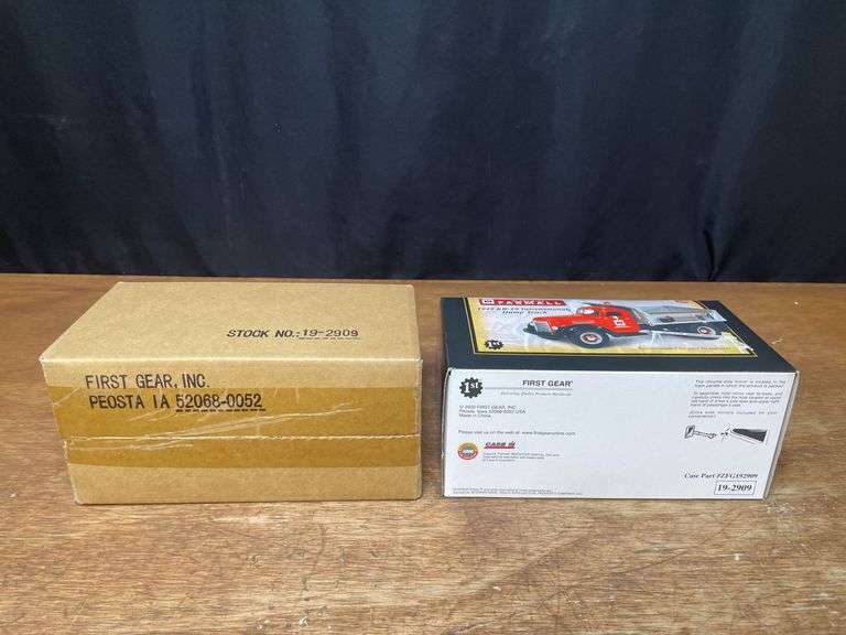 1/34 IH KB-10 Dump Truck NIB 1st Gear