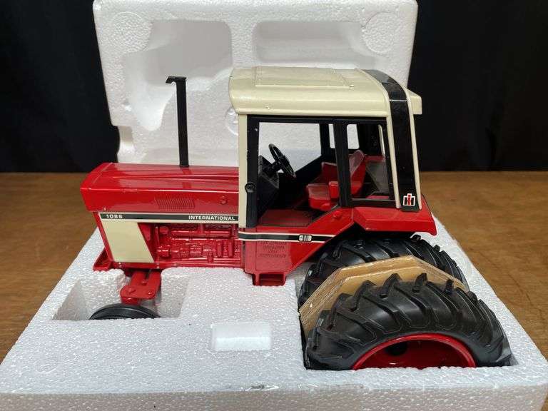 1/16 IH 1086 2004 TTT NIB Ertl