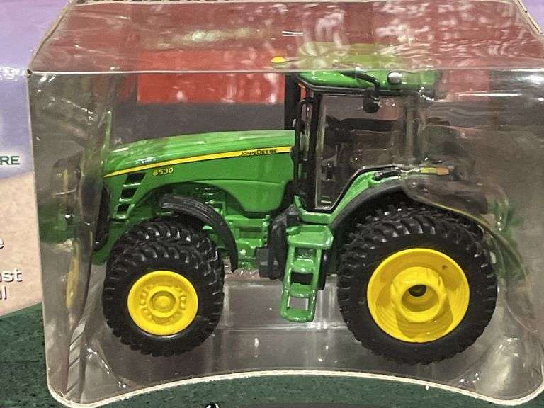 1/64 John Deere 8530 Authentics NIB Ertl