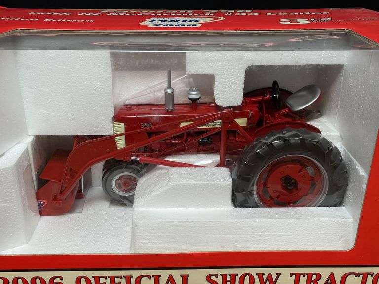 1/16 Farmall 350 w/Loader 2006 Pork Expo NIB SC