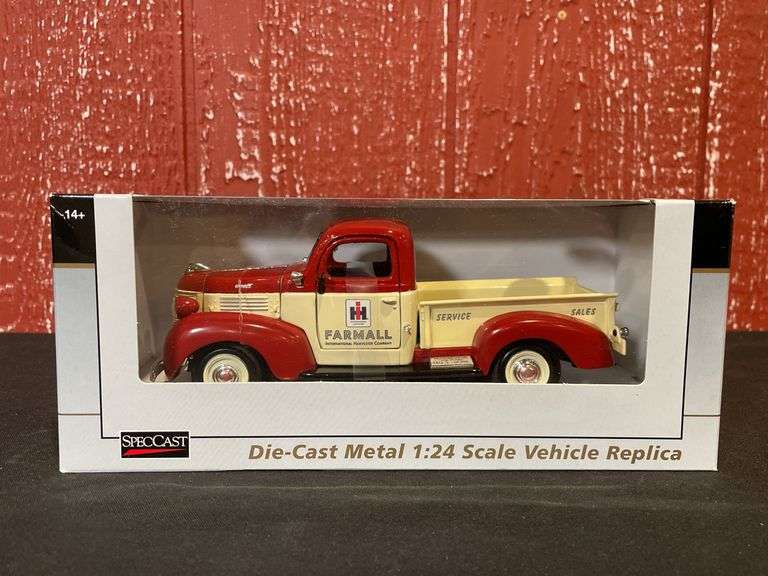 1/24 IH Farmall 1941 Plymouth Truck NIB SC