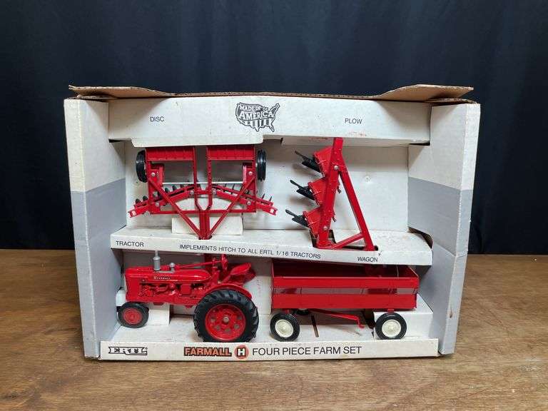 1/16 Farmall H Farm Set NIB Ertl