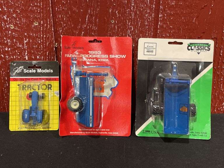 (3) 1/64 Kinze 5020 Repower + Grain Carts
