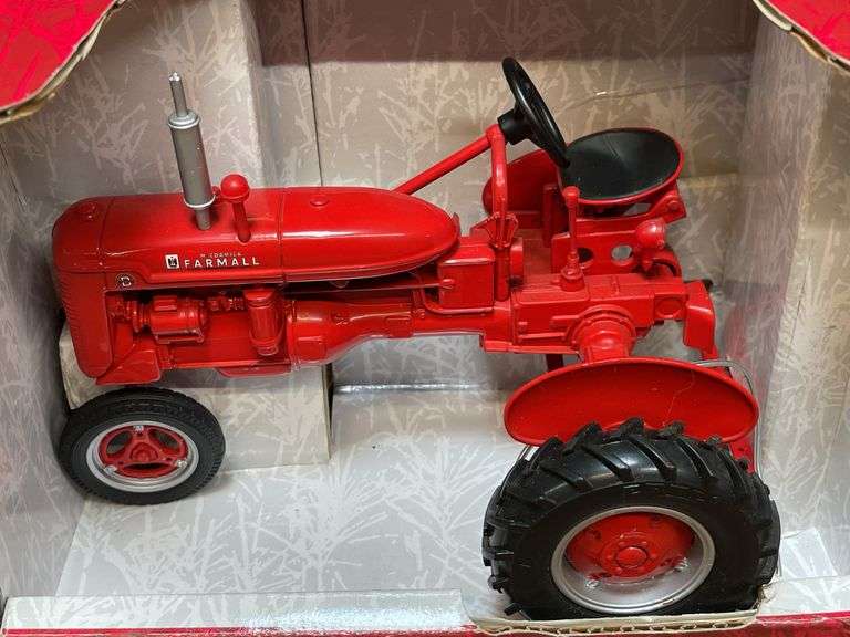 1/16 Farmall B NIB Ertl