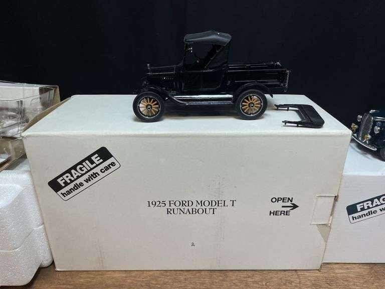 (2) 1/24 Ford Trucks NIB Danbury Mint
