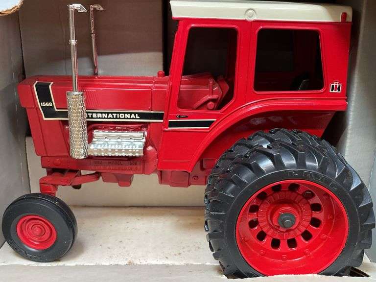 1/16 IH 1568 NIB Ertl