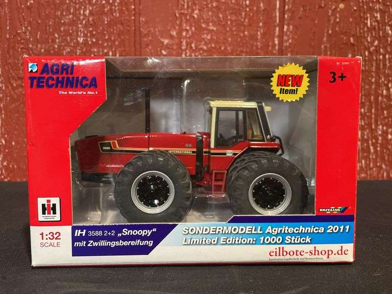 1/32 IH 3588 2011 Agritechnica NIB Britains image