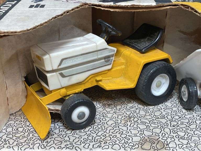 1/16 IH Cub Cadet 1650 L&G Set NIB Ertl