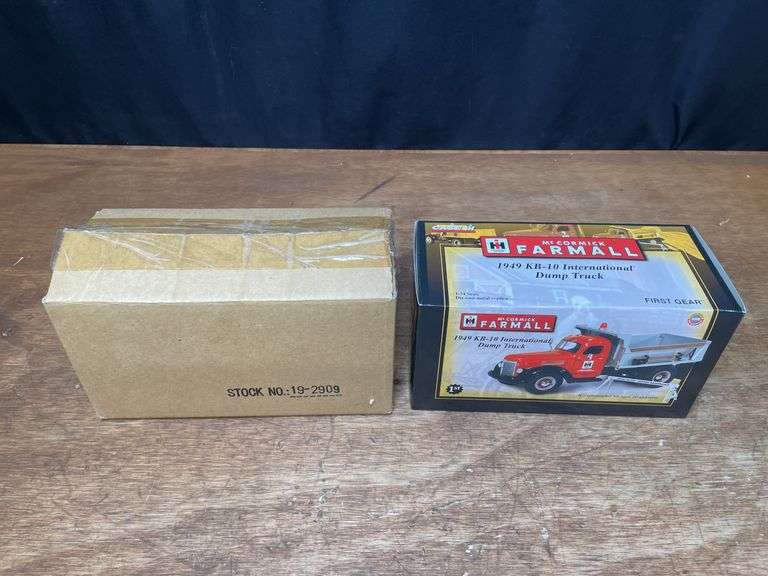 1/34 IH KB-10 Dump Truck NIB 1st Gear