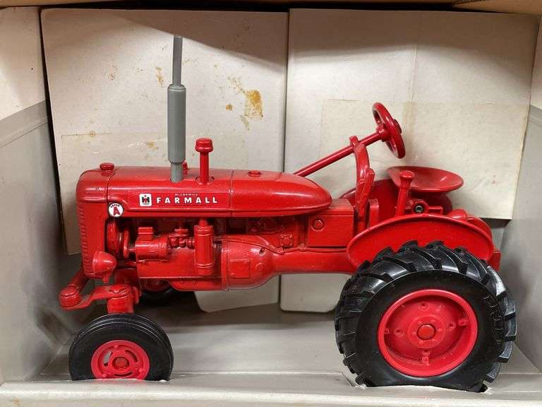 1/16 Farmall Super A NIB Ertl