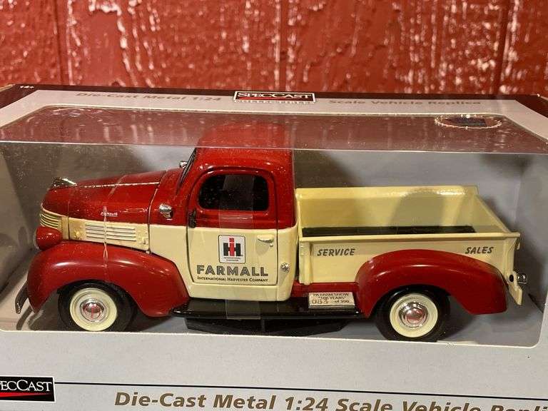 1/24 IH Farmall 1941 Plymouth Truck NIB SC