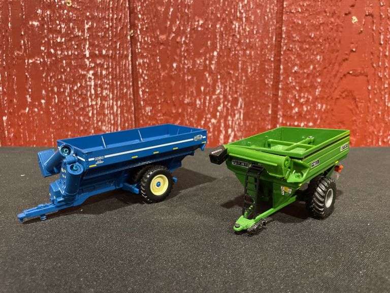 (2) 1/64 Kinze + Frontier Grain Carts