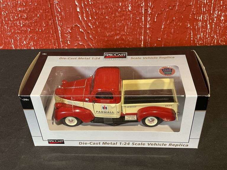 1/24 IH Farmall 1941 Plymouth Truck NIB SC