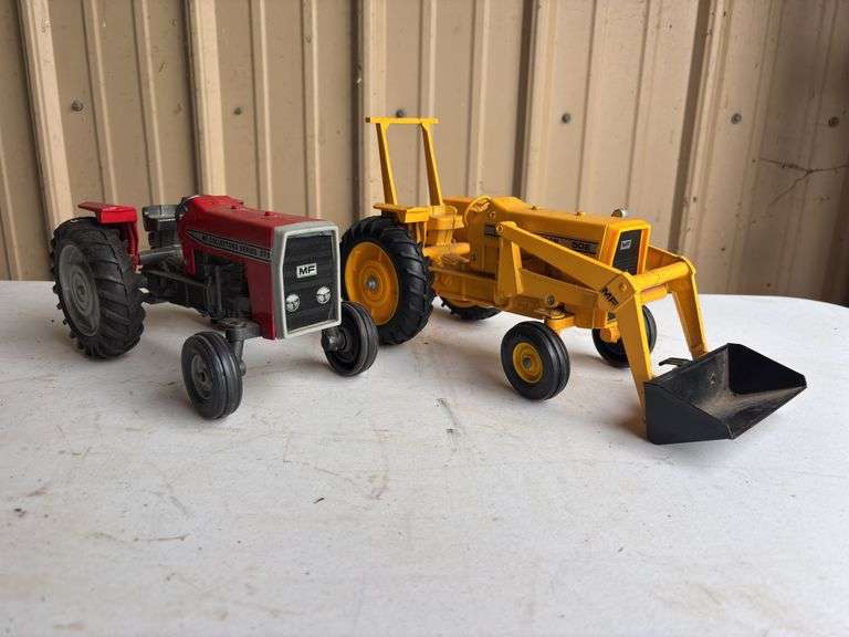(2) 1/16 Massey Ferguson Tractors Ertl image