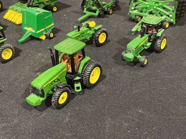 (13) 1/64 John Deere