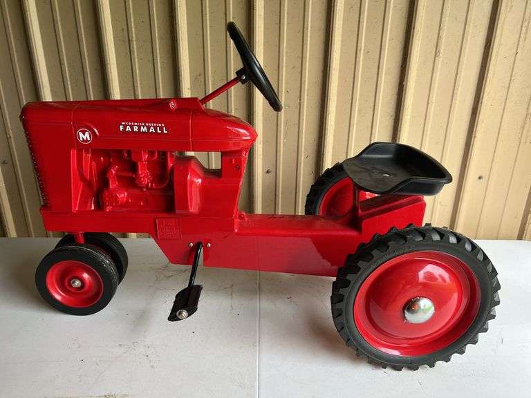 Farmall M 1998 FPS Pedal Tractor SM image