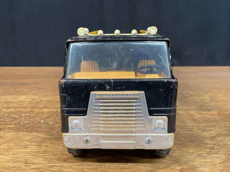(2) IH Transtar NASCAR + Car Hauler Semis Ertl