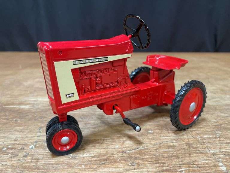 1/8 Farmall 806 Pedal Tractor 1998 NFTM NIB Ertl