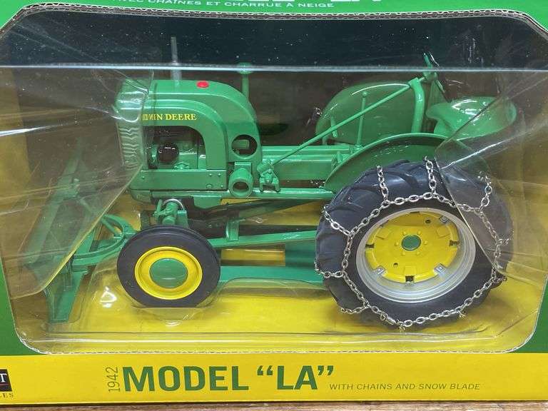 1/16 John Deere LA w/Blade NIB SC