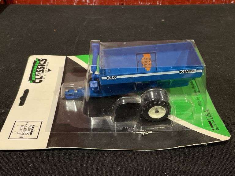 (3) 1/64 Kinze 5020 Repower + Grain Carts