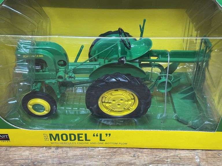 1/16 John Deere L w/Plow NIB SC