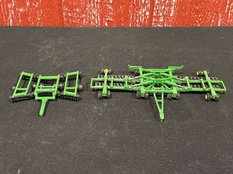 (13) 1/64 John Deere