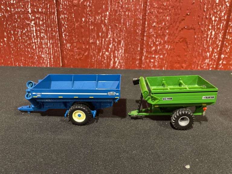 (2) 1/64 Kinze + Frontier Grain Carts