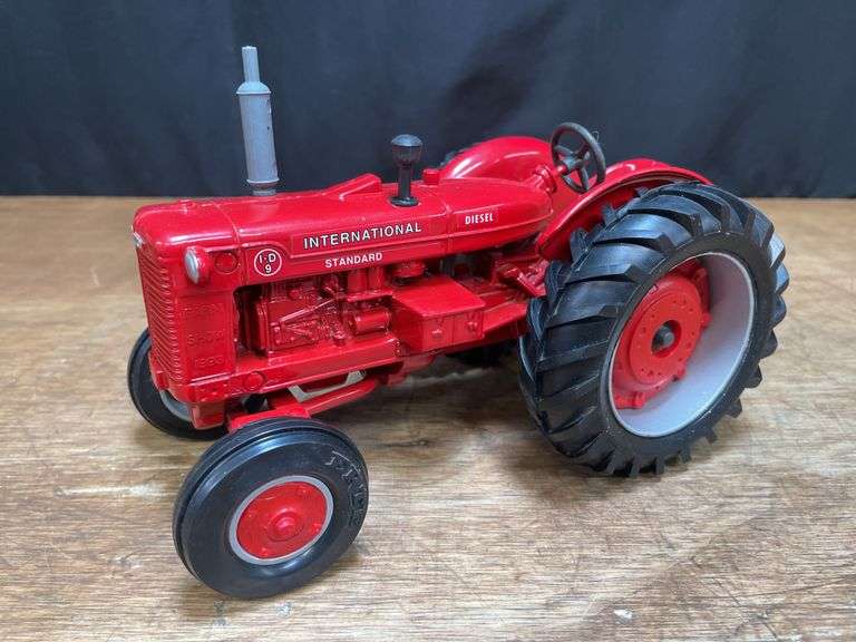 1/16 IH I-D9 1993 Farm Show NIB Ertl