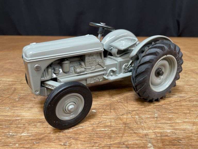 1/16 Ford 9N 1995 NFTM NIB Ertl